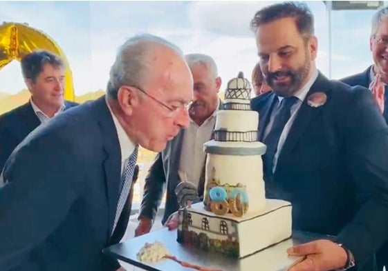 De la Torre sopla las velas de su 80 cumpleaños, en diciembre del año pasado, en el hotel Málaga Palacio.