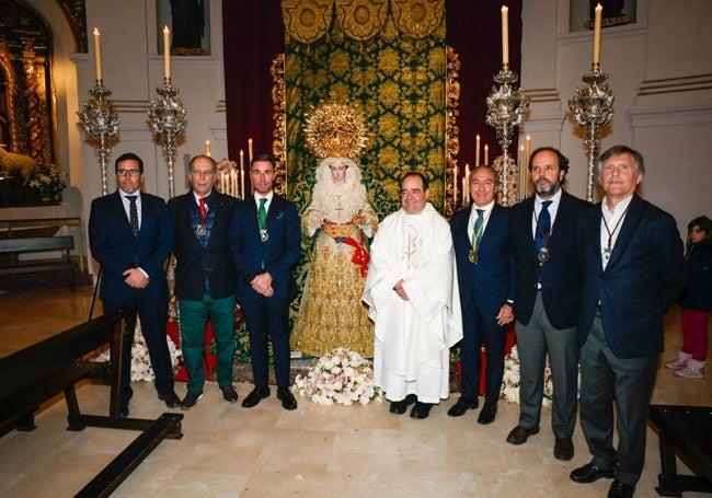 Hermanos de los Estudiantes, junto a la Virgen de Gracia y Esperanza.