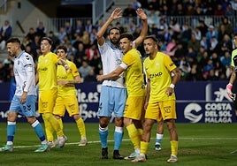 Einar Galilea se prepara para rematar un córner.