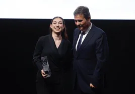 Natalia Baldizzone recoge el premio que le otorga el reconocimiento de 'Malagueña del Año'.