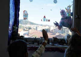 Spiderman, saludando a los chavales desde la ventana.