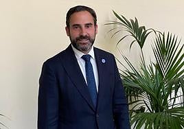 Dani Pérez, debajo del retrato del regidor socialista Pedro Aparicio, en la galería de alcaldes de la planta noble del Ayuntamiento.