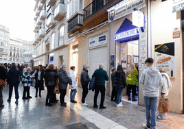 Colas de compradores en la tarde de este martes en la administración El Gato Negro, en el centro de Málaga.