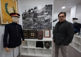 El gerente del Museo de Historia Militar, Bernardo de Haro, posa junto a uno de los trajes de la colección.