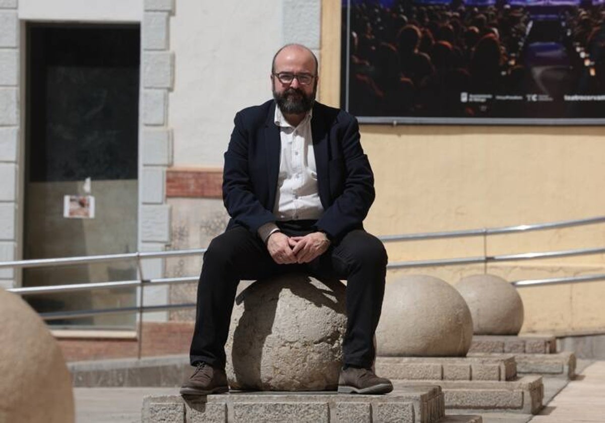 Jiménez Valverde, en las puertas del Teatro Cervantes de la capital malagueña.