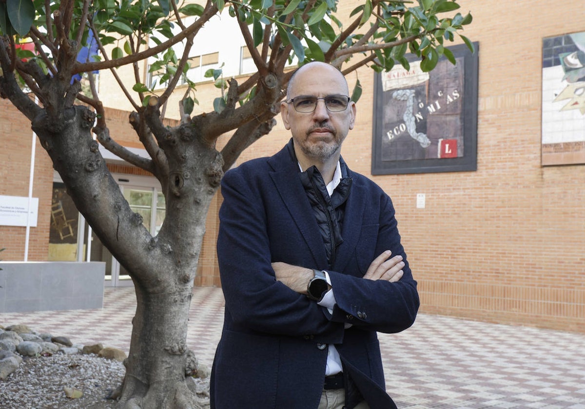 El profesor Óscar Marcenaro, en la Facultad de Económicas, de la que es catedrático.