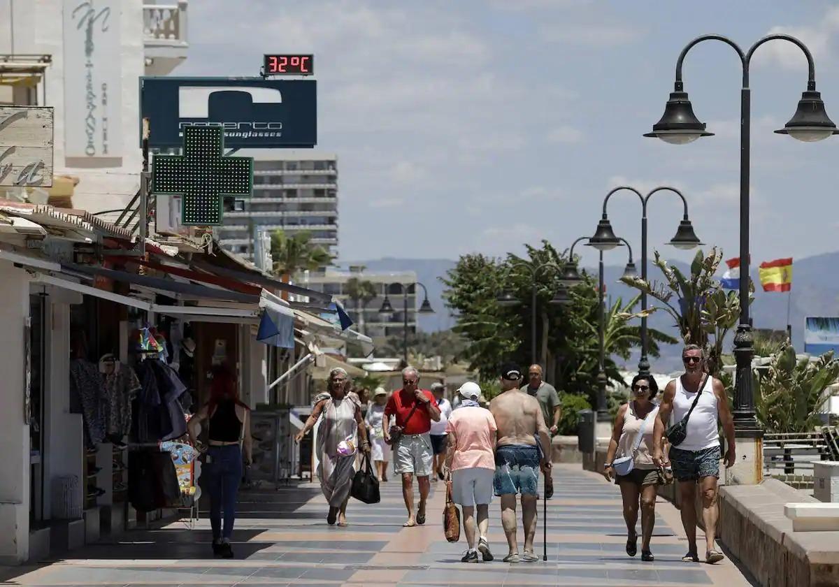 Gente paseando en Torremolinos.