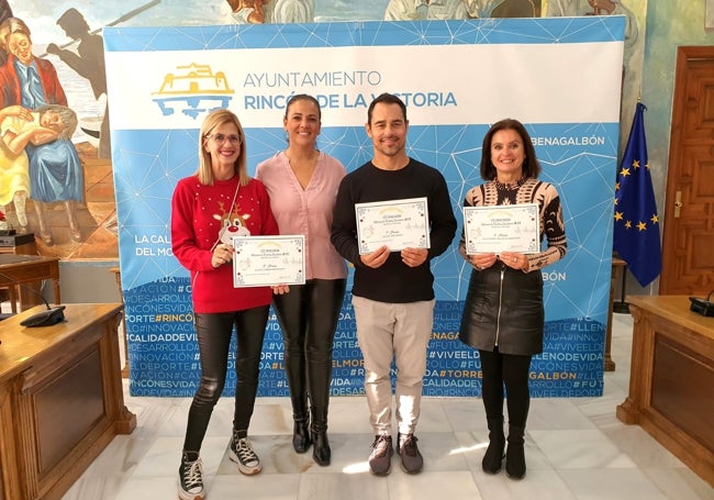 La concejala, con los representantes de los centros galardonados.