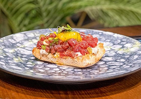Atún con holandesa trufada y yema de 7Cabezas