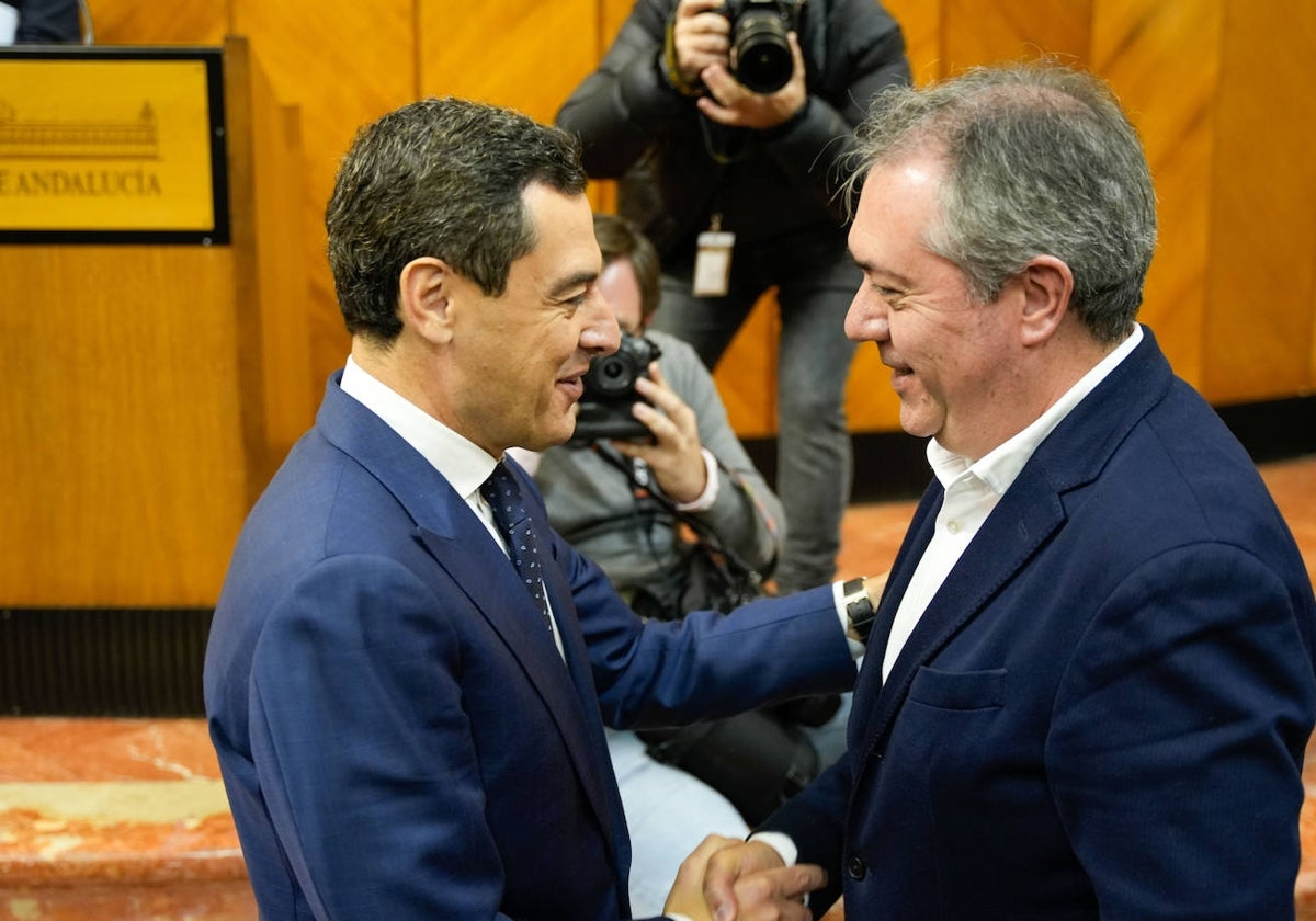 Juanma Moreno y Juan Espadas se saludan tras acabar el pleno.