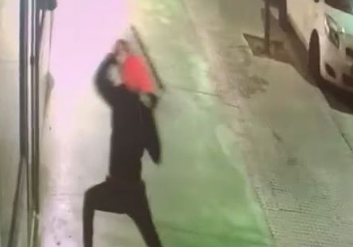 El supuesto autor de los robos, en el momento en que reventaba un escaparate con ayuda de una arqueta.