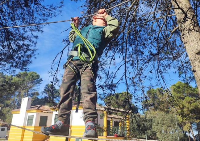 Niño practicando el arborismo en Villanueva del Trabuco.