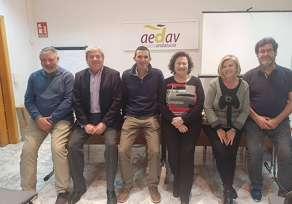 Sergio García, segundo por la izquierda, junto a la junta directiva.