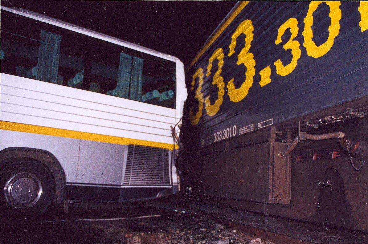 Choque de un autobús con un tres en Cortes de la Frontera, en 2003