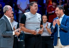 Hierrezuelo, en el centro, durante el homenaje que recibió el pasado verano.