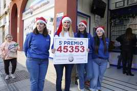 Trabajadoras de la administración que ha dado el segundo quinto premio, en calle Duque de Rivas.