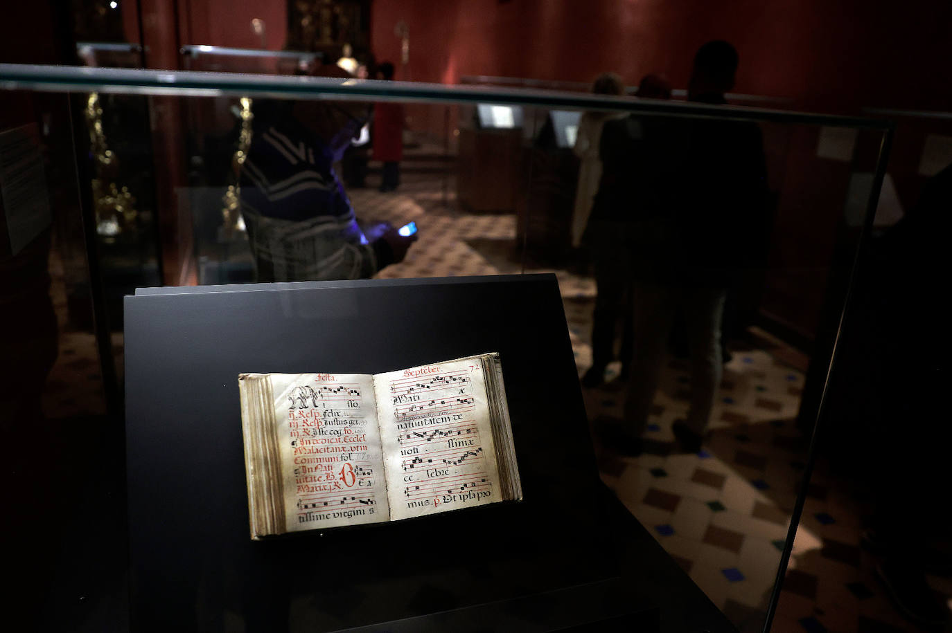 Una exposición rescata partituras únicas y «tesoros» del archivo de la Catedral de Málaga