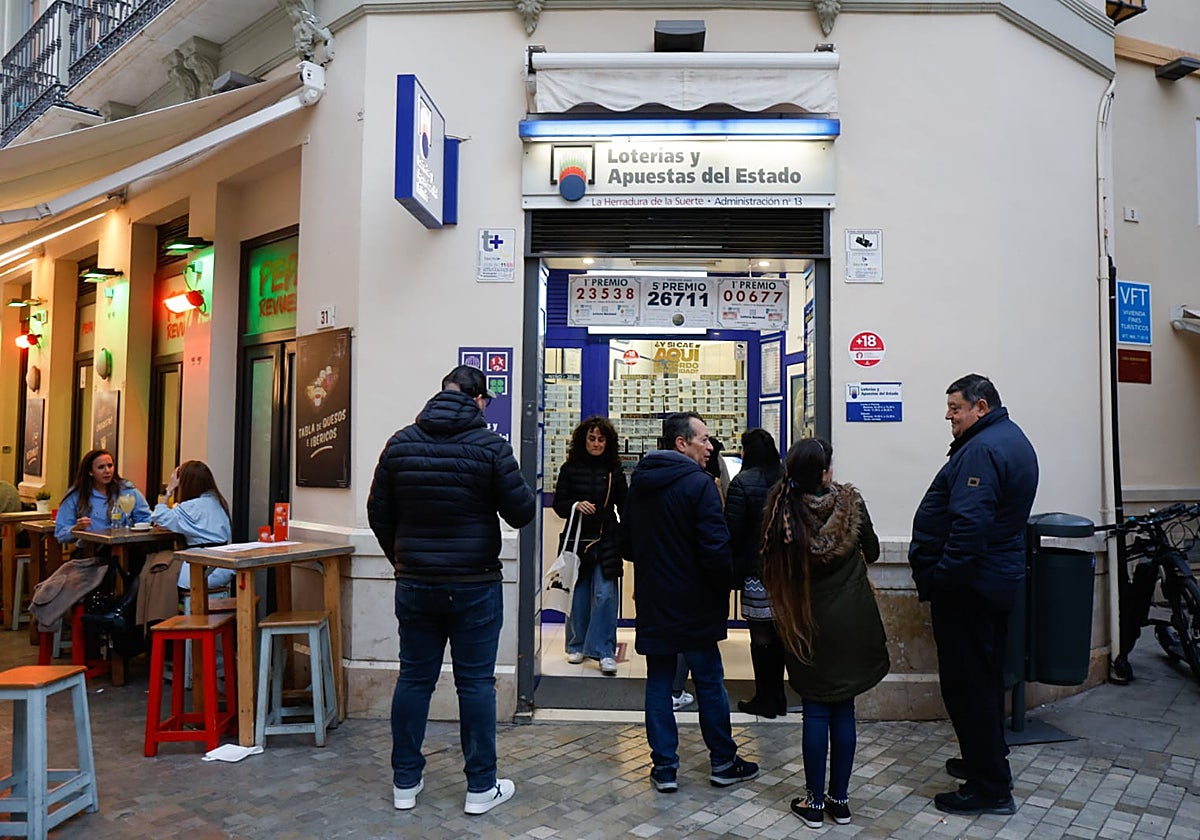 Clientes a las puertas de una administración de la capital, el pasado martes.