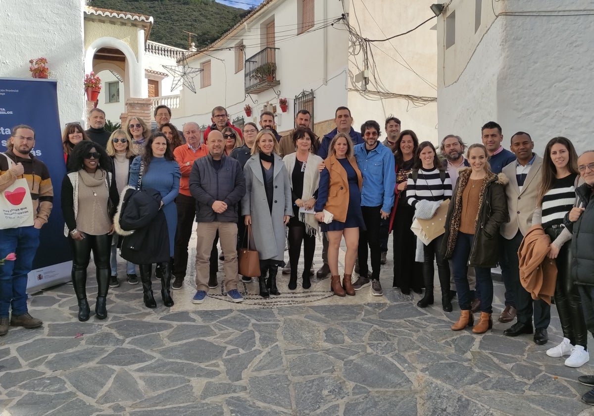 Imagen de los participantes en el programa de la Diputación y sus familias en Salares.