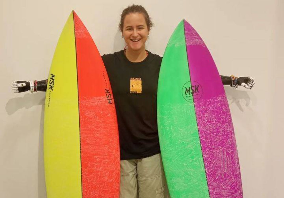 Sarah Almagro posa con dos tablas de surf.