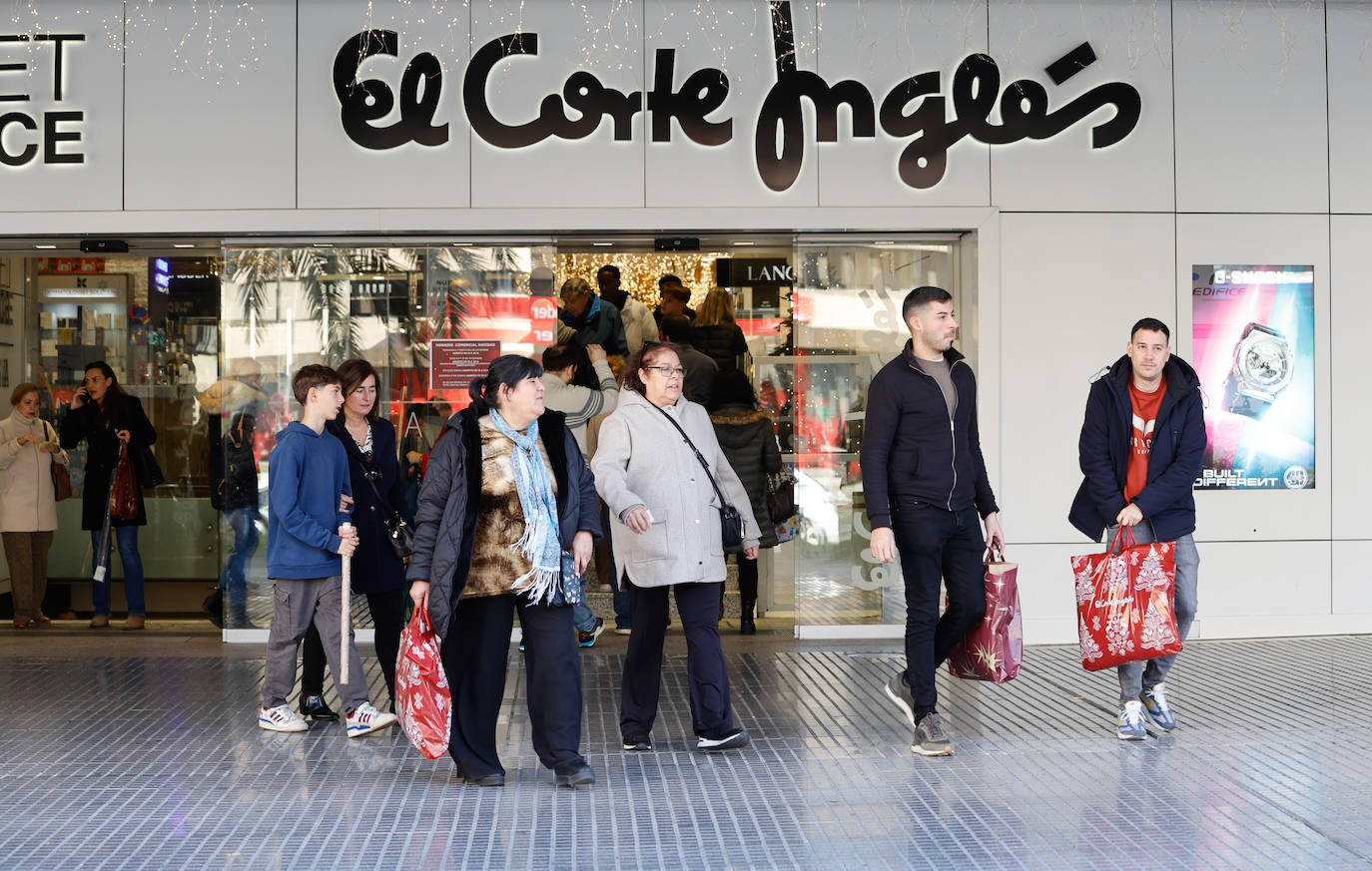 Jornada de últimas compras en Málaga antes de Nochebuena y Navidad