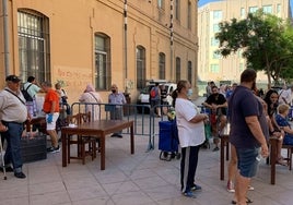 Reparto de menús solidarios ayer, en la sede de los Ángeles Malagueños de la Noche.