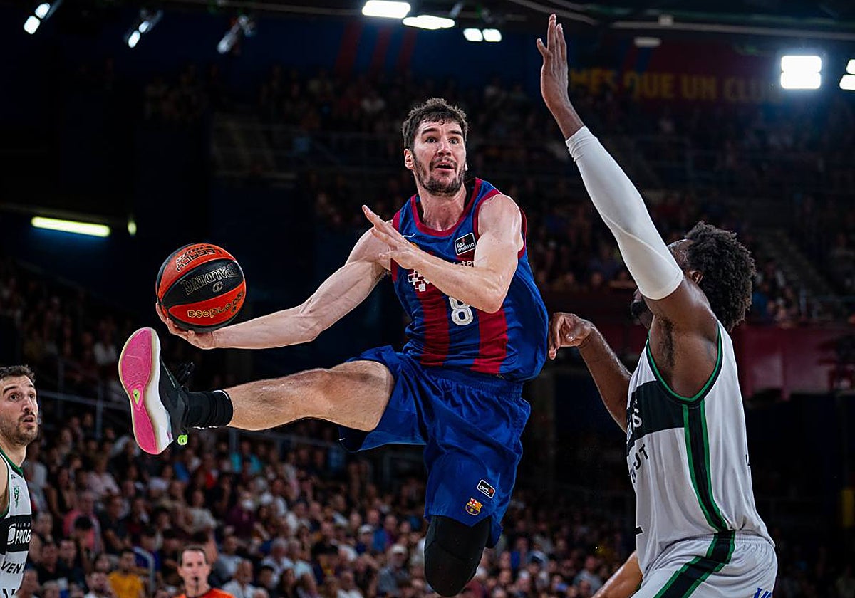 Brizuela intenta una canasta en posición acrobática.