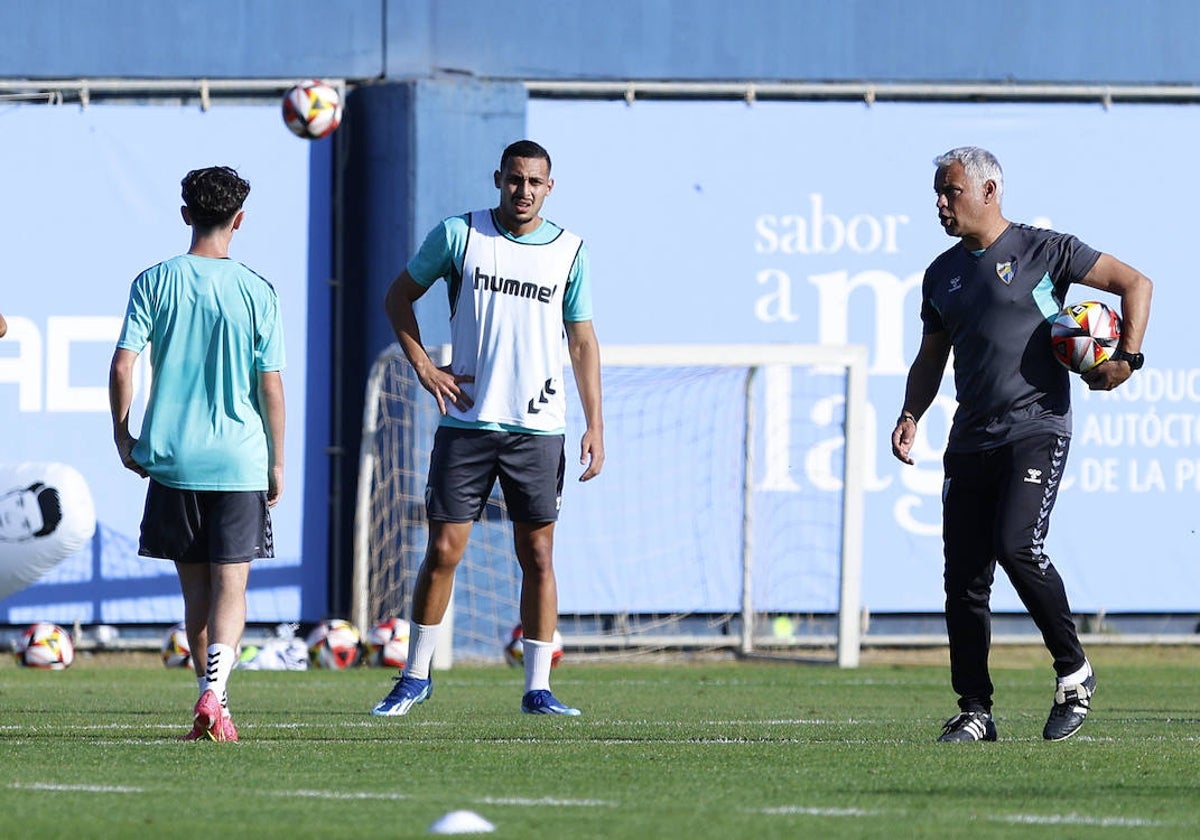 Pellicer se dirige a sus hombres en un entrenamiento antes de las vacaciones.