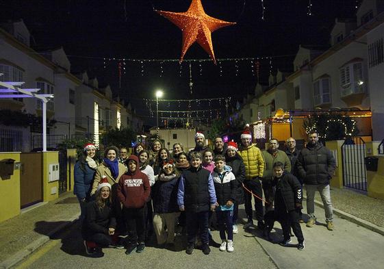 Vecinos en medio de la calle adornada por ellos mismos esta Navidad