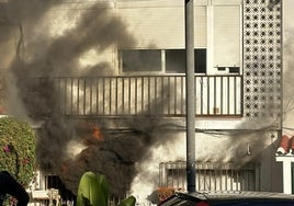 Sofocan el fuego originado en la cocina de una casa de Calahonda