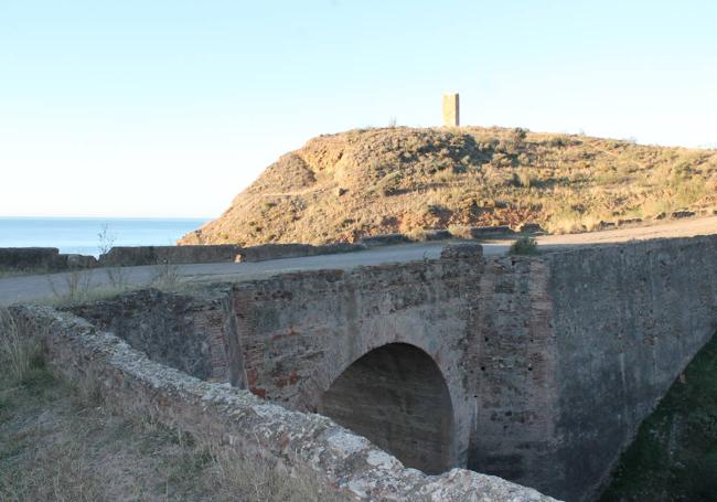 Puente del Jaral y, al fondo, la torre con el mismo nombre.