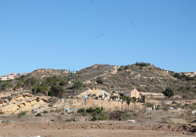 Al fondo, la antigua cantera de Valle Niza, pendiente de reapertura al público.