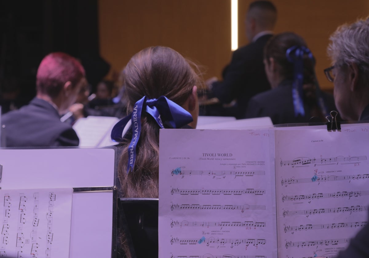 La Banda de Música de Benalmádena, durante la interpretación de la mítica sintonía.