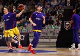 Darío Brizuela, durante el calentamiento previo al Unicaja-Barça.