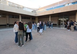 Estudiantes, a las puertas de la Facultad de Medicina, en una imagen de archivo.