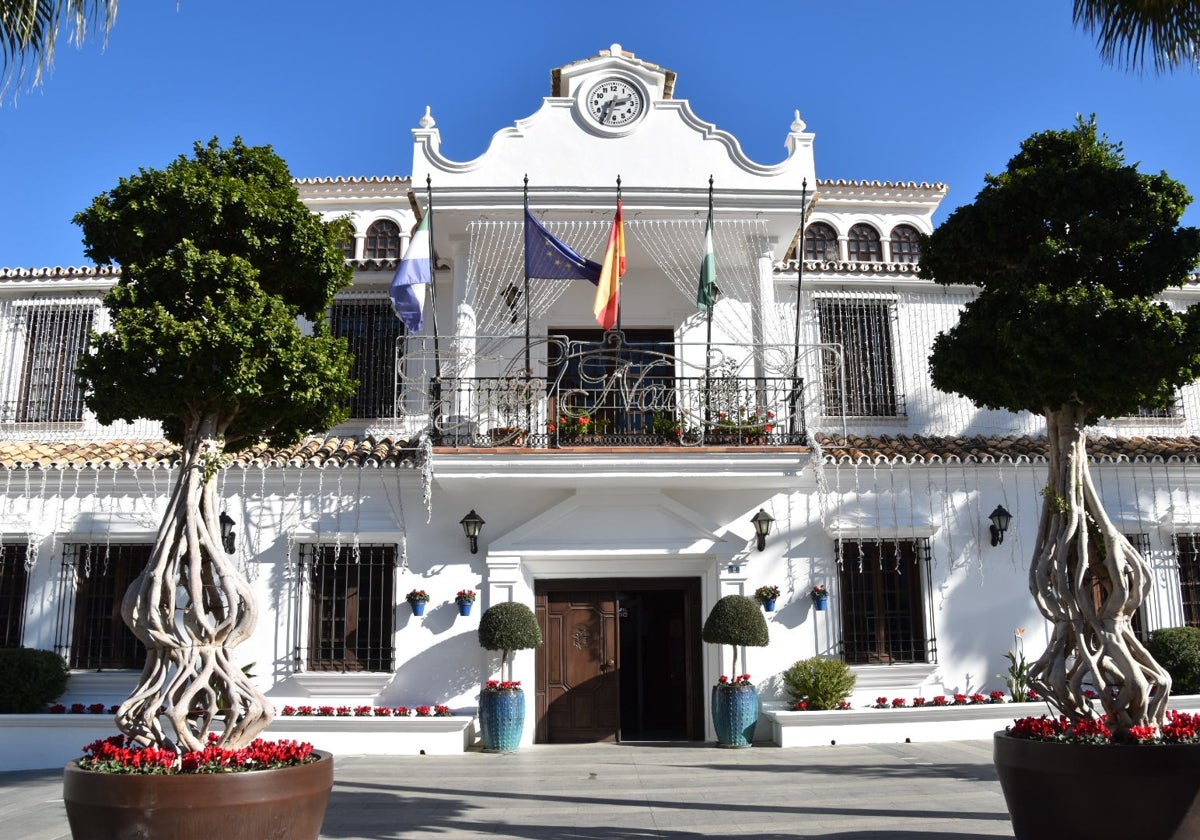 Reloj de la fachada del Ayuntamiento de Mijas.