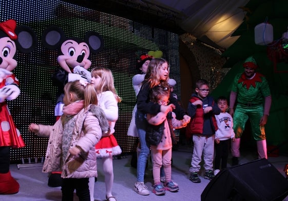Niños y niñas disfrutan de la oferta de ocio navideño.