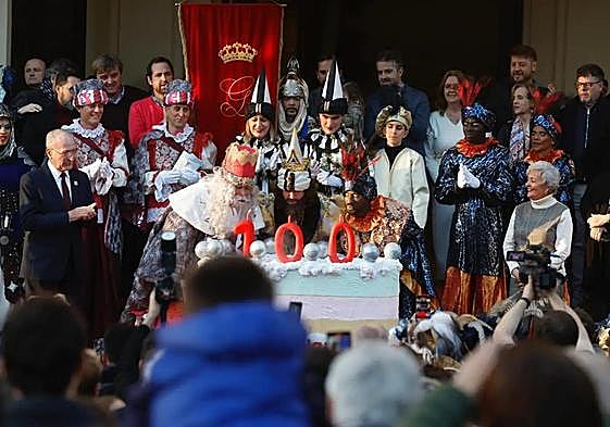 De la Torre y Porras, junto a la Corporación, y los tres reyes magos, entre ellos el rey Baltasar, de piel negra, oriundo de Mali, que eligió Unidas Podemos el año pasado.