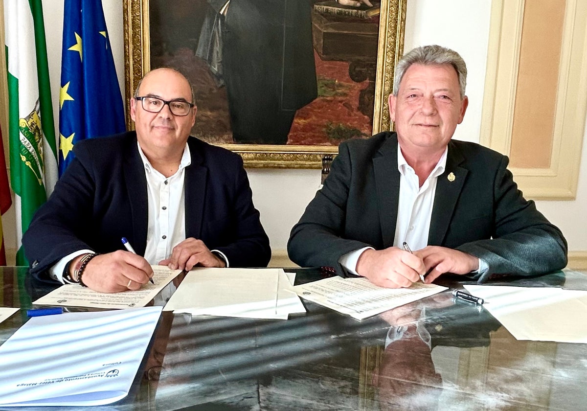 El alcalde veleño, Jesús Lupiáñez, y el presidente de la Agrupación de Cofradías, Francisco Javier García, en la firma del acuerdo.