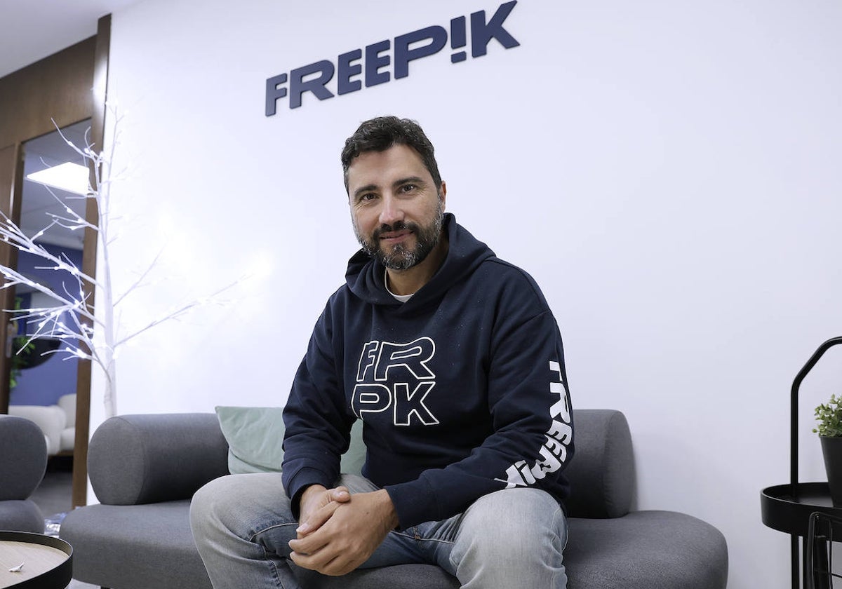 Joaquín Cuenca, en la oficina de Freepik.