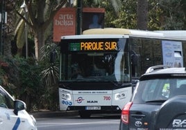 Un autobús de línea de la EMT, en el Parque de Málaga.