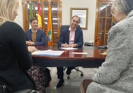 El alcalde de Benalmádena, Juan Antonio Lara, firma la compra de los terrenos.