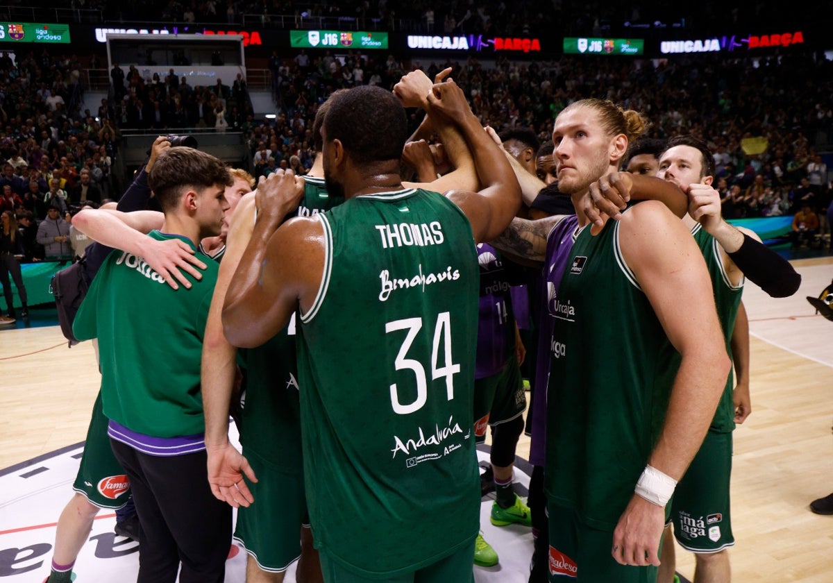 Los jugadores del Unicaja celebran la victoria ante el Barcelona.