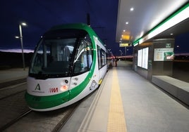 Un tren del metro, parado en una estación en superficie en el campus universitario.