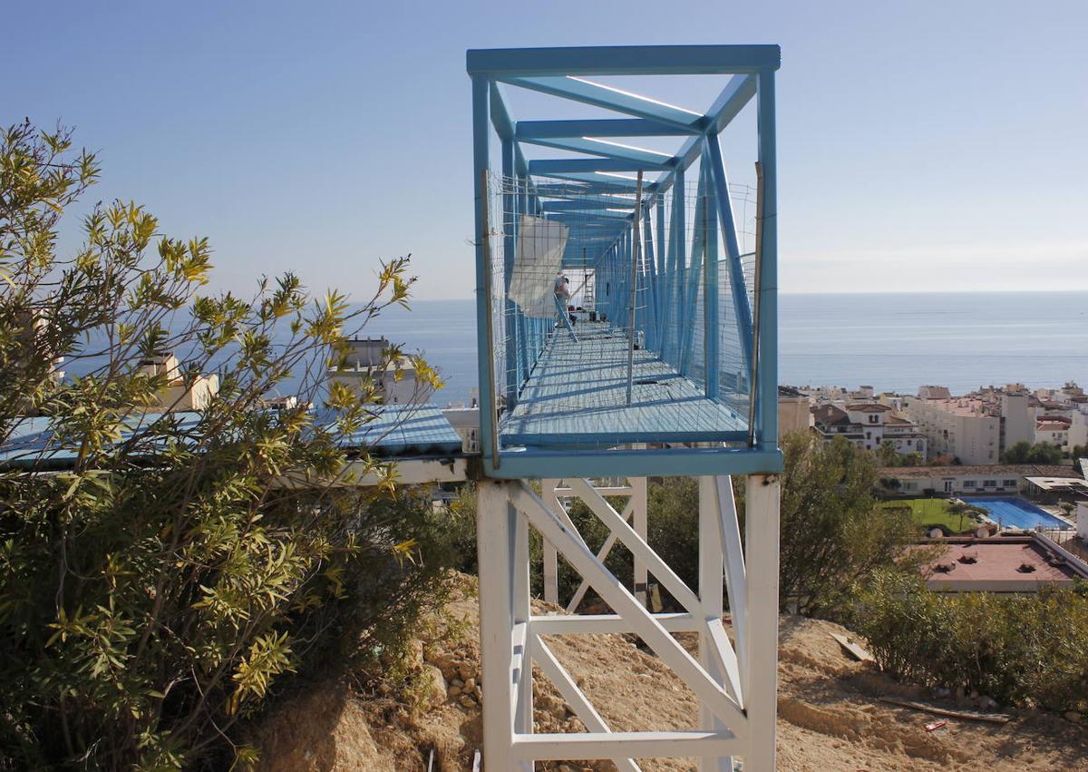 Imagen secundaria 1 - Nuevo atractivo en el Parque de La Batería de Torremolinos: un ascensor panorámico de 28,8 metros para llegar a la playa