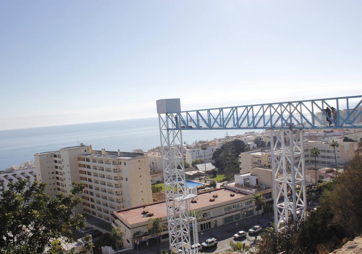 Imagen principal - Nuevo atractivo en el Parque de La Batería de Torremolinos: un ascensor panorámico de 28,8 metros para llegar a la playa