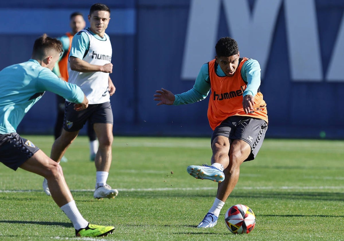 Loren golpea el balón en un entrenamiento de esta semana.