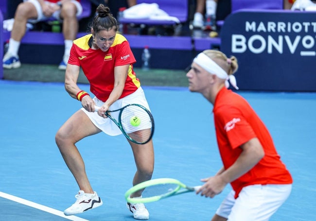 Sara Sorribes y Alejandro Davidovich, durante el duelo de dobles.