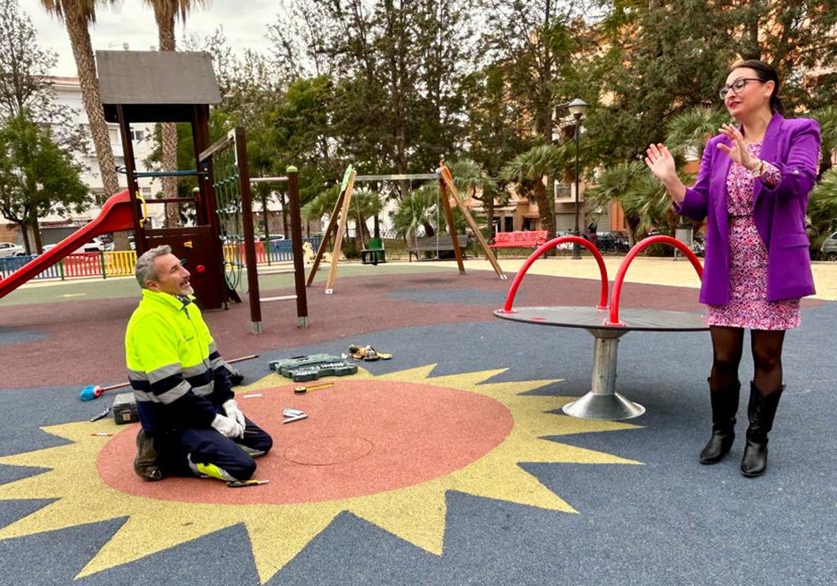 La concejala de Medio Ambiente, Rocío Ruiz, en la visita a uno de los recintos infantiles.