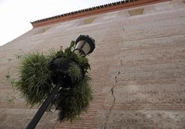 Grietas en la fachada de la iglesia.